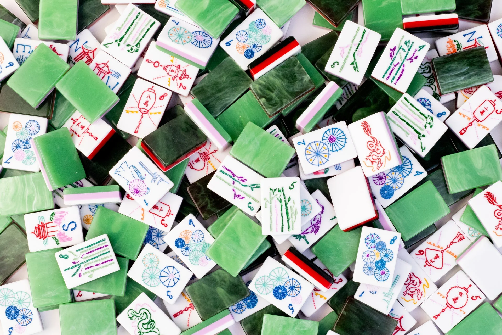 麻将胡了2游戏主界面，金色麻将牌特效闪耀